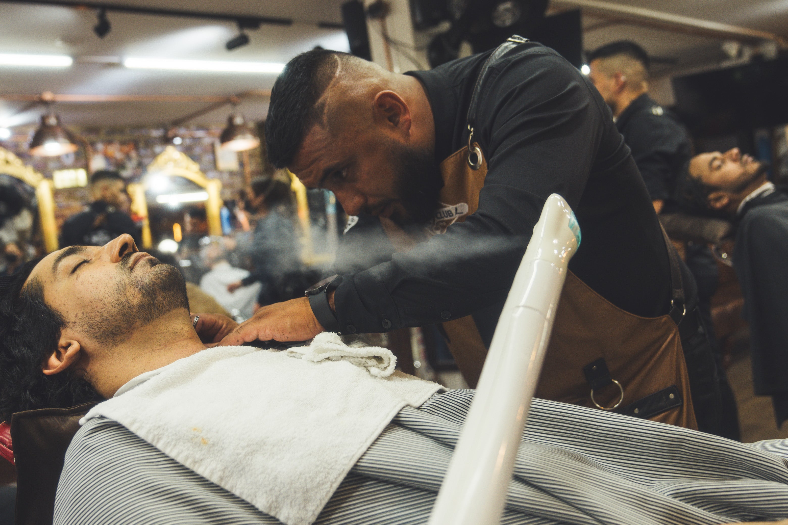 Ritual de barba con vapor y exfoliación – Barbería Shave Club